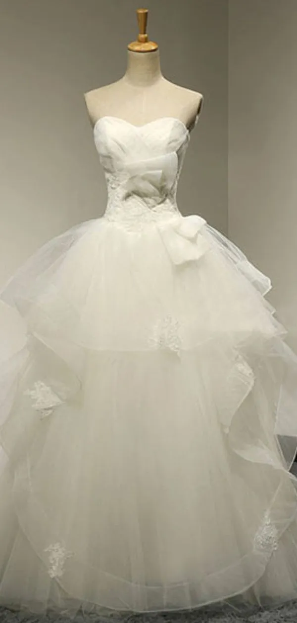 Elegant Sweetheart White Tulle Wedding Dress with Lace Details